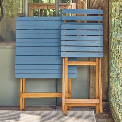 Acacia wood garden table, 2 folding chairs