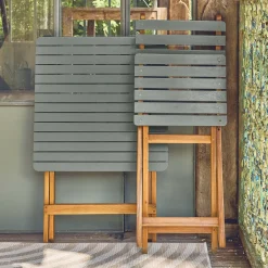 Acacia wood garden table, 2 folding chairs