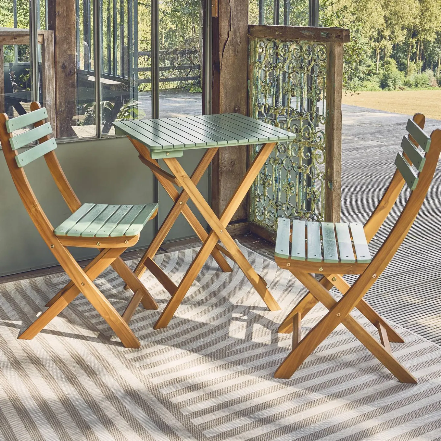 Acacia wood garden table, 2 folding chairs