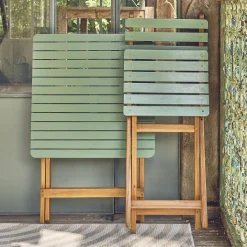 Acacia wood garden table, 2 folding chairs