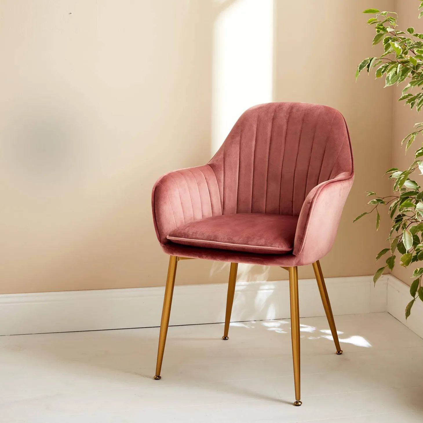 Accent chair with metal legs