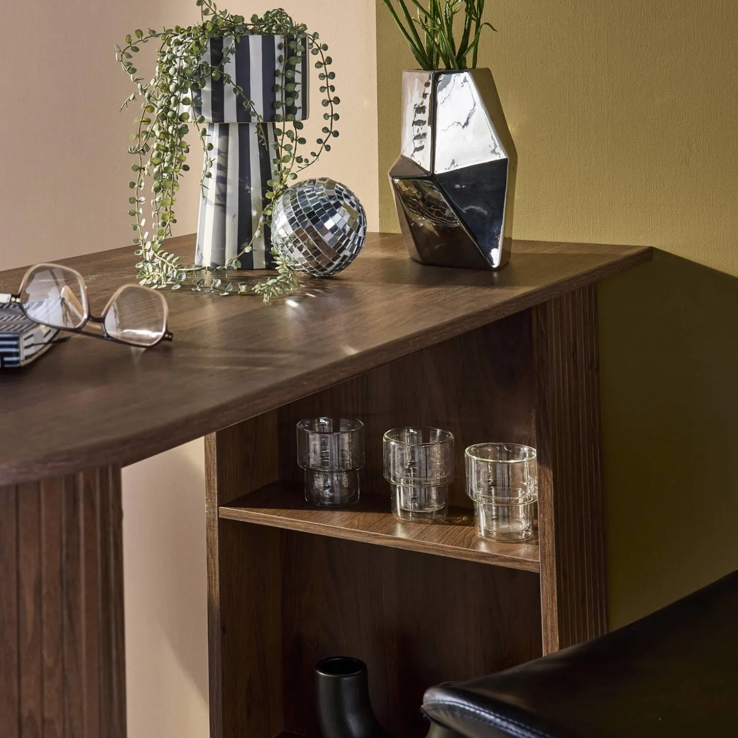 Bar table, high kitchen table with wooden decor and storage