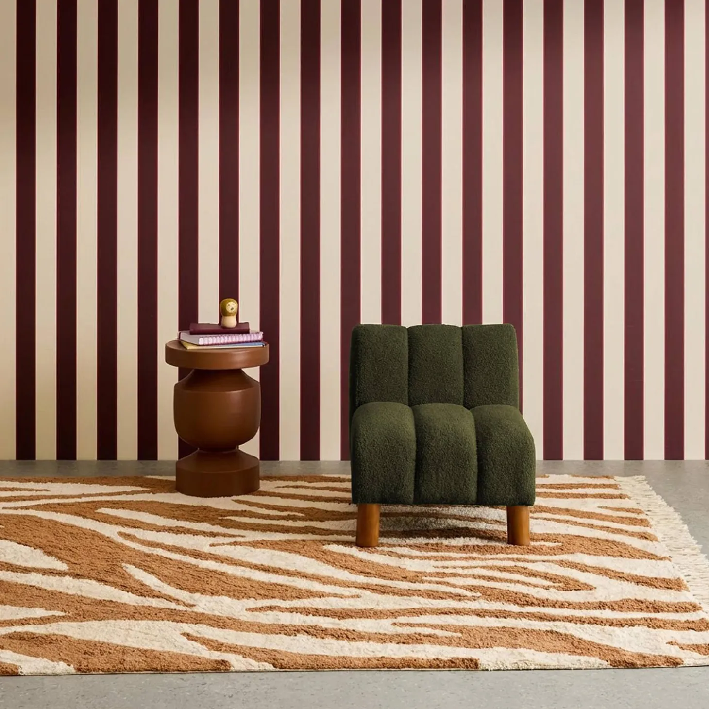 Children's armchair with rounded legs in rubberwood and boucle fabric