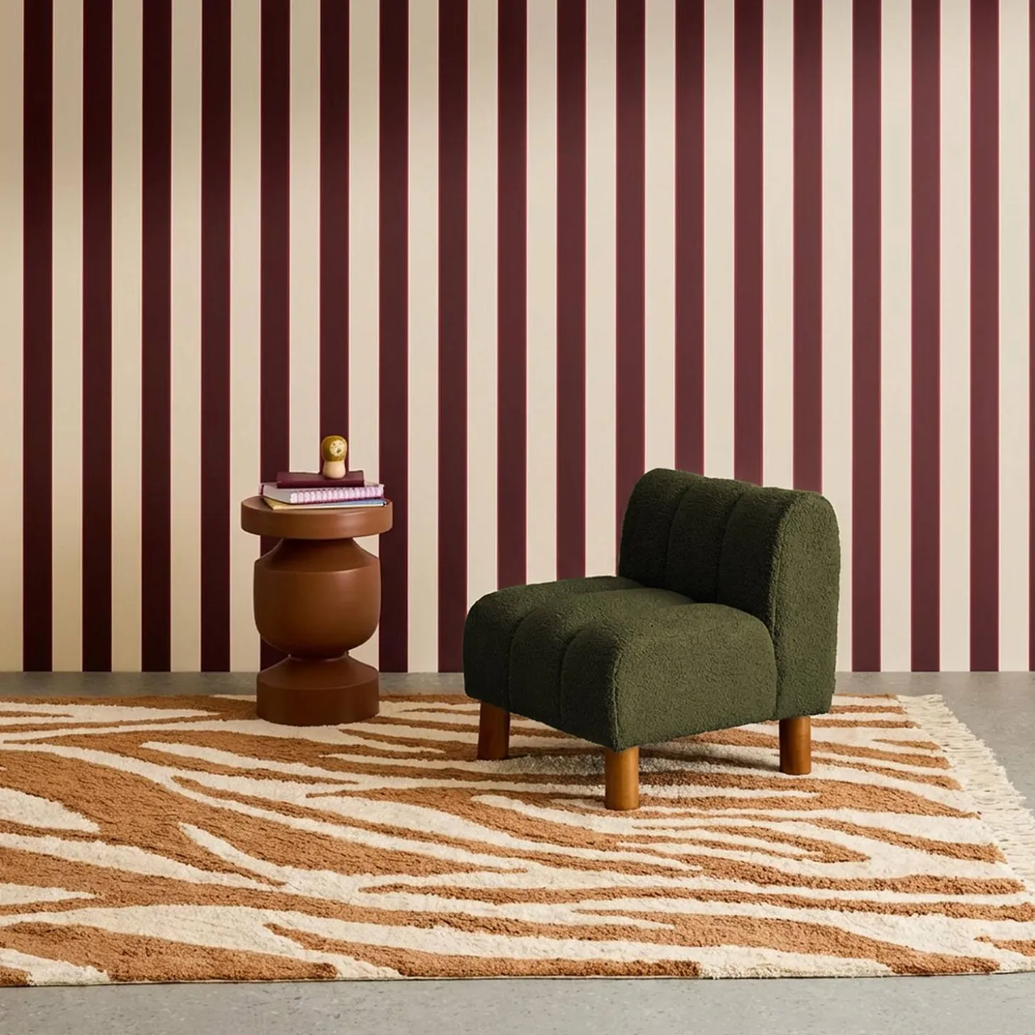 Children's armchair with rounded legs in rubberwood and boucle fabric