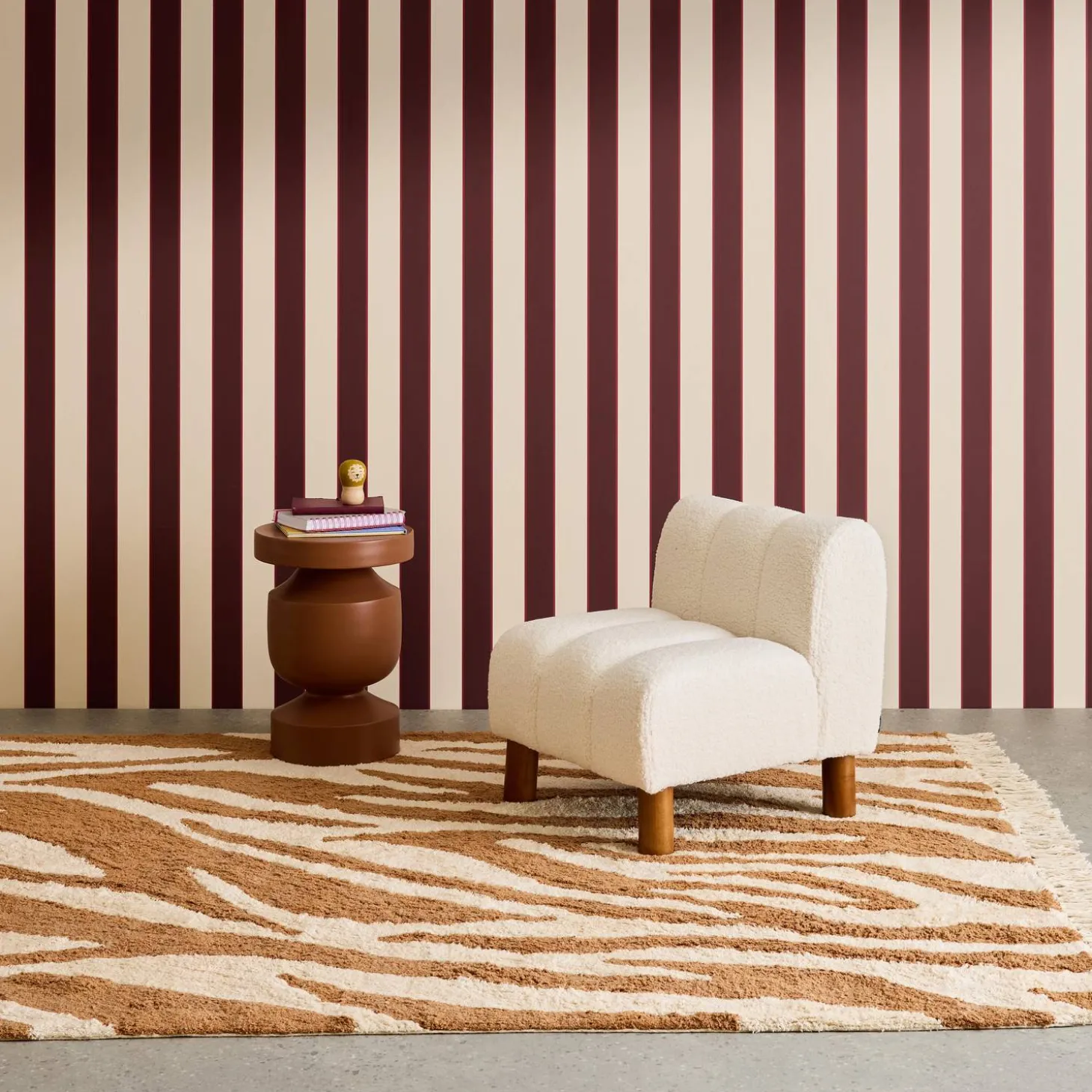 Children's armchair with rounded legs in rubberwood and boucle fabric
