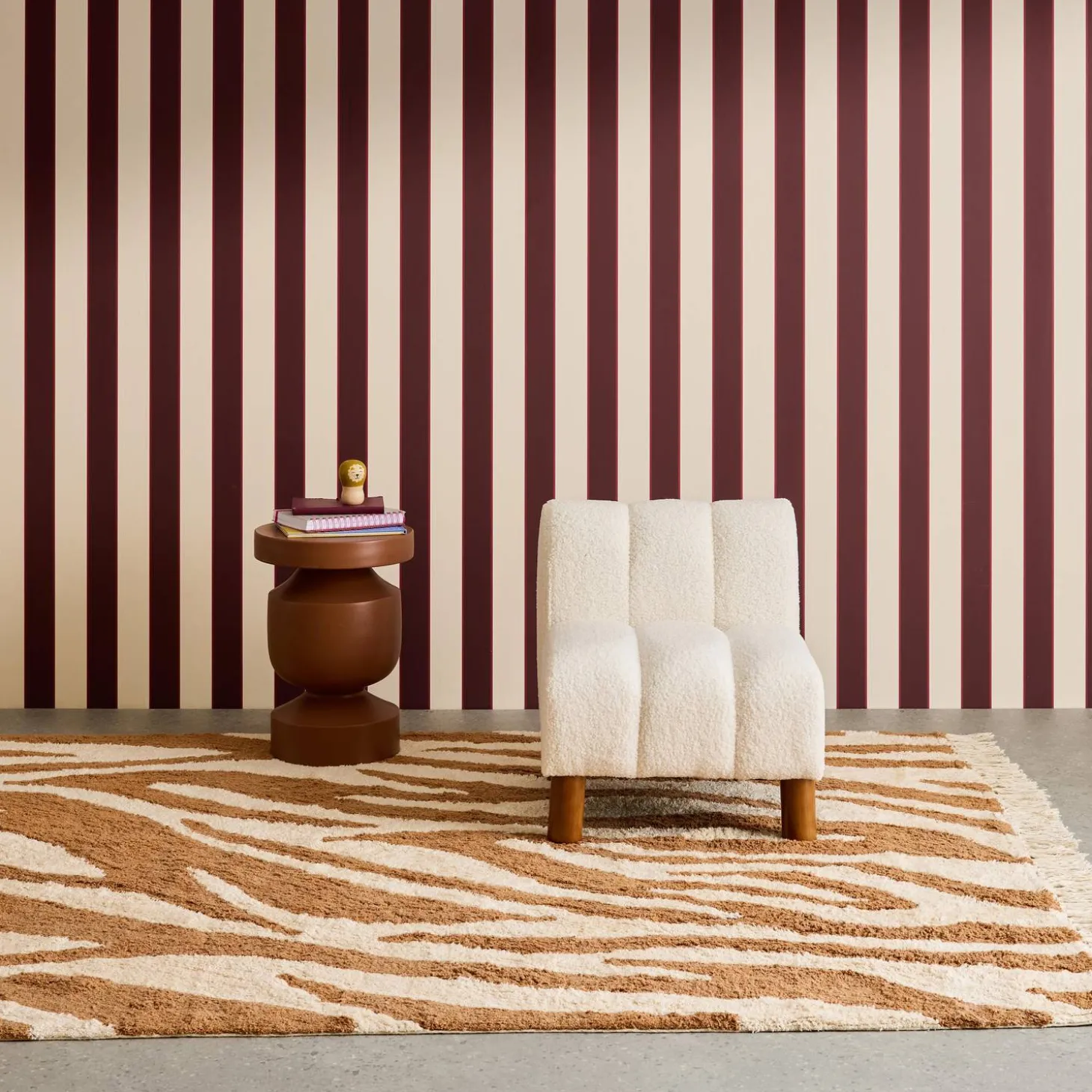 Children's armchair with rounded legs in rubberwood and boucle fabric