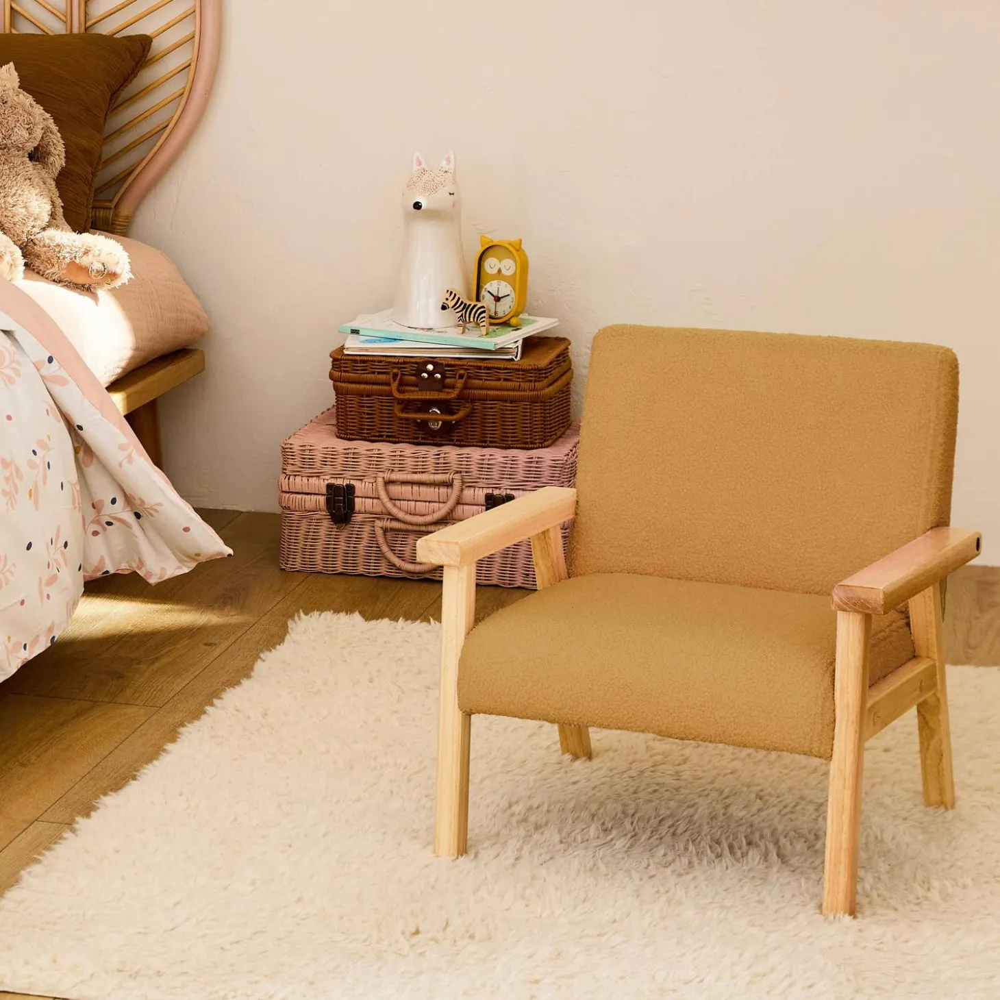 Children's scandi-style armchair in boucle fabric, rubberwood