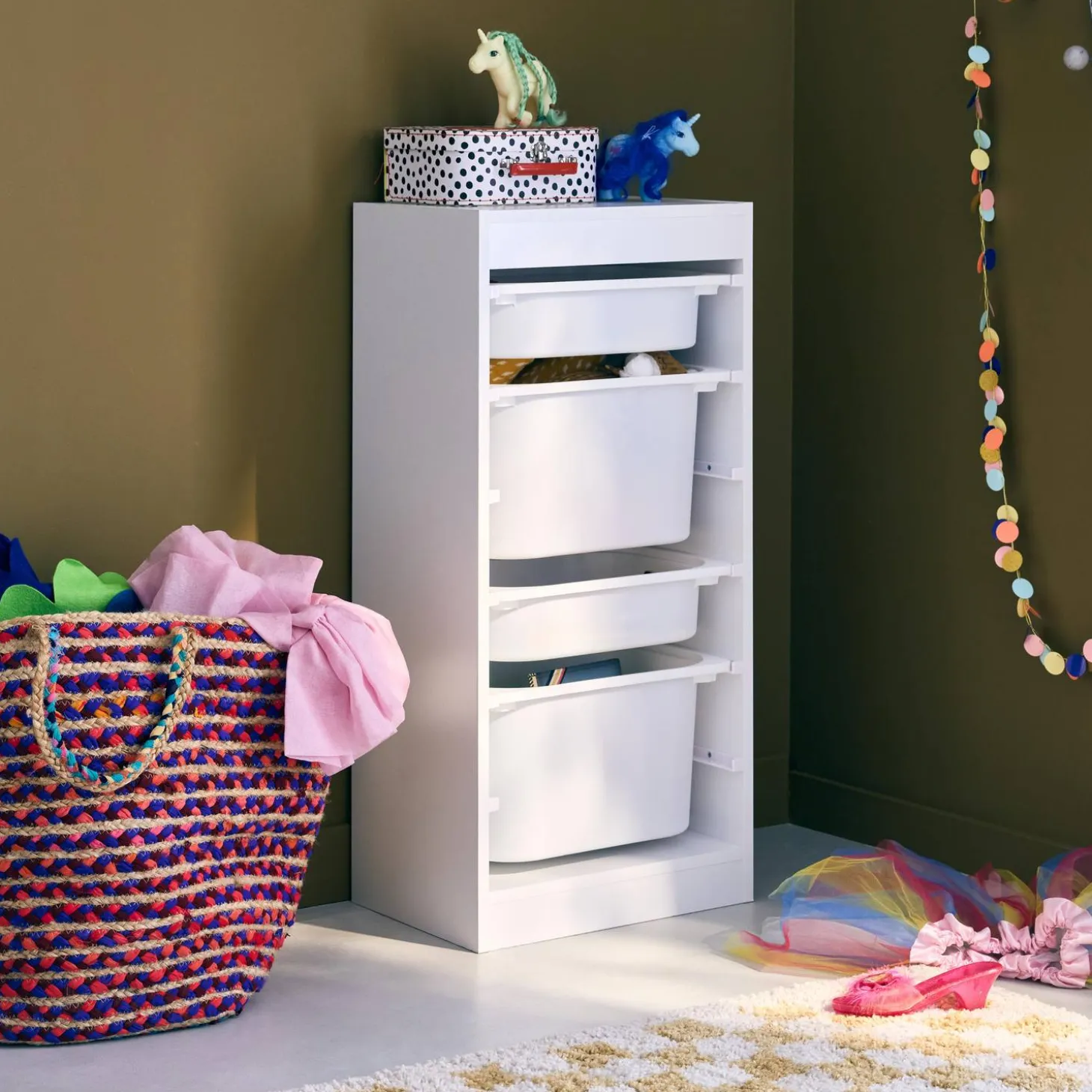 Children's storage unit with 4 storage bins