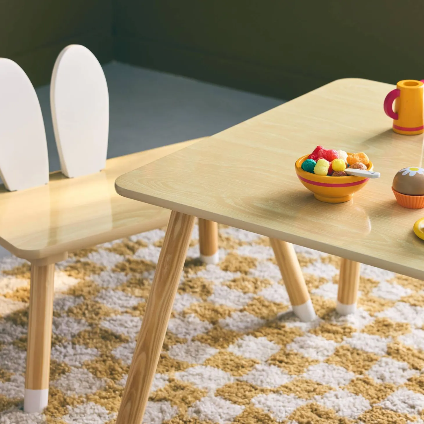 Children's table with 2 chairs