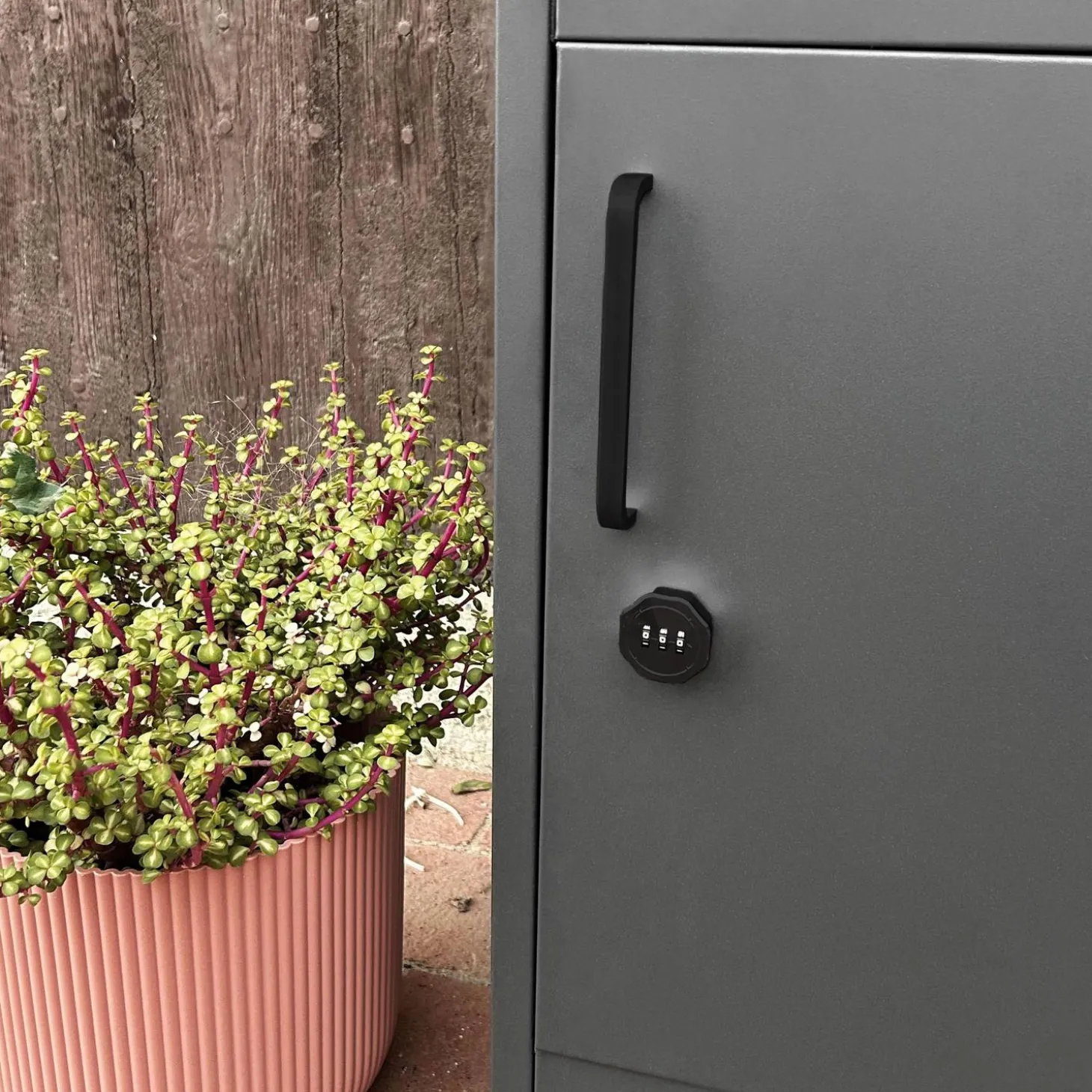 56 cm package box made of galvanized steel with a lock.