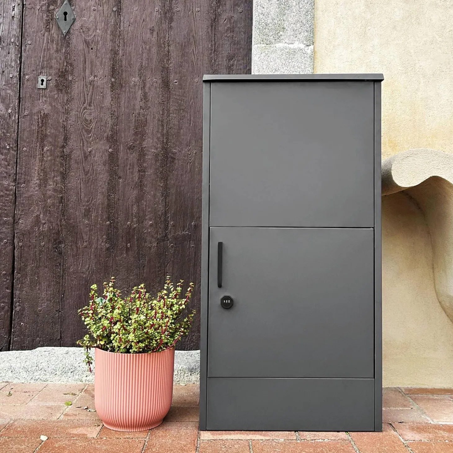 56 cm package box made of galvanized steel with a lock.