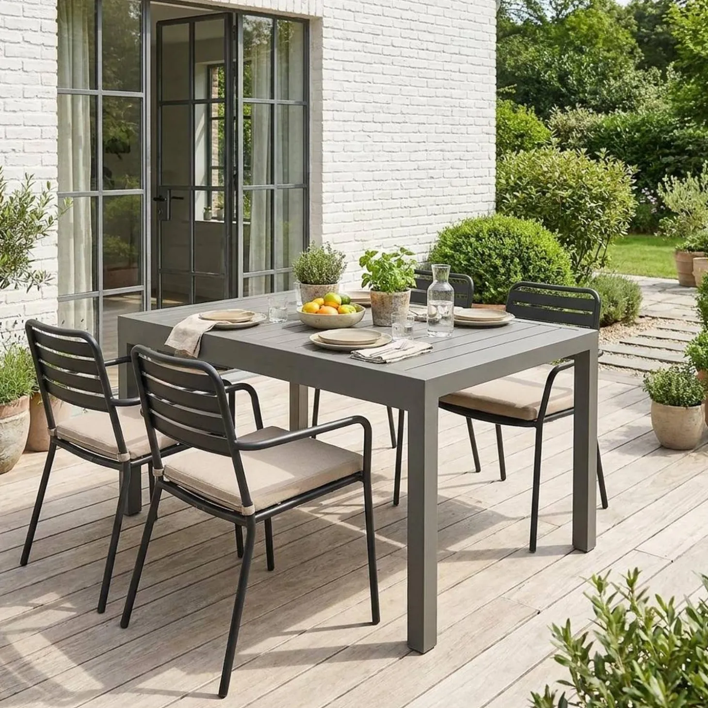 Extendable aluminium garden table, seats 8