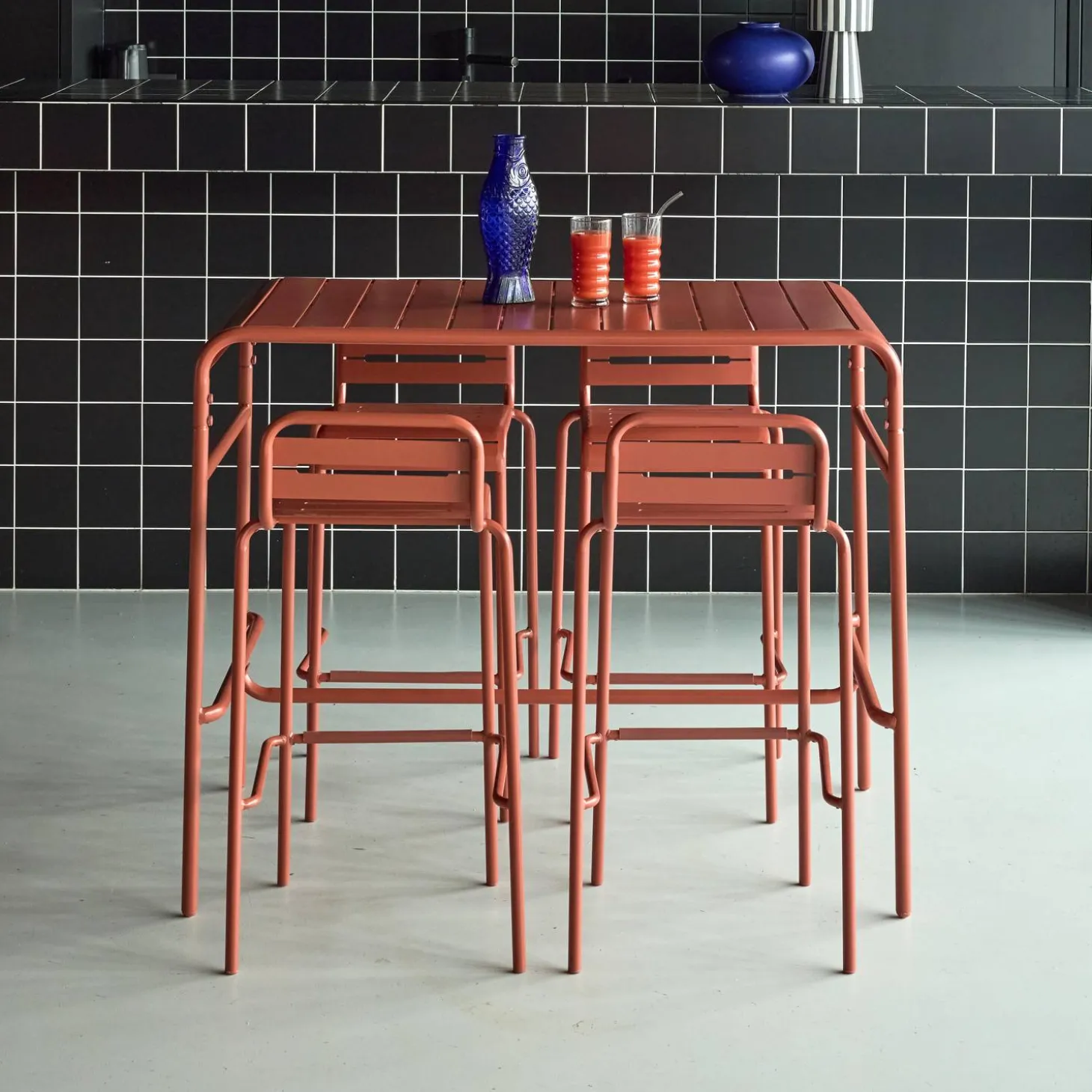 Garden high table with 4 steel bar stools