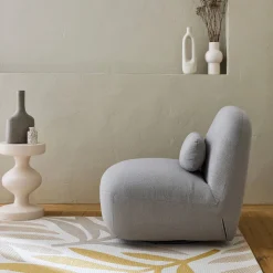 Indoor/outdoor rug with beige and mustard plant pattern, recycled polyester