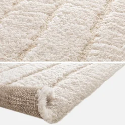 Indoor rug with linear pattern cream