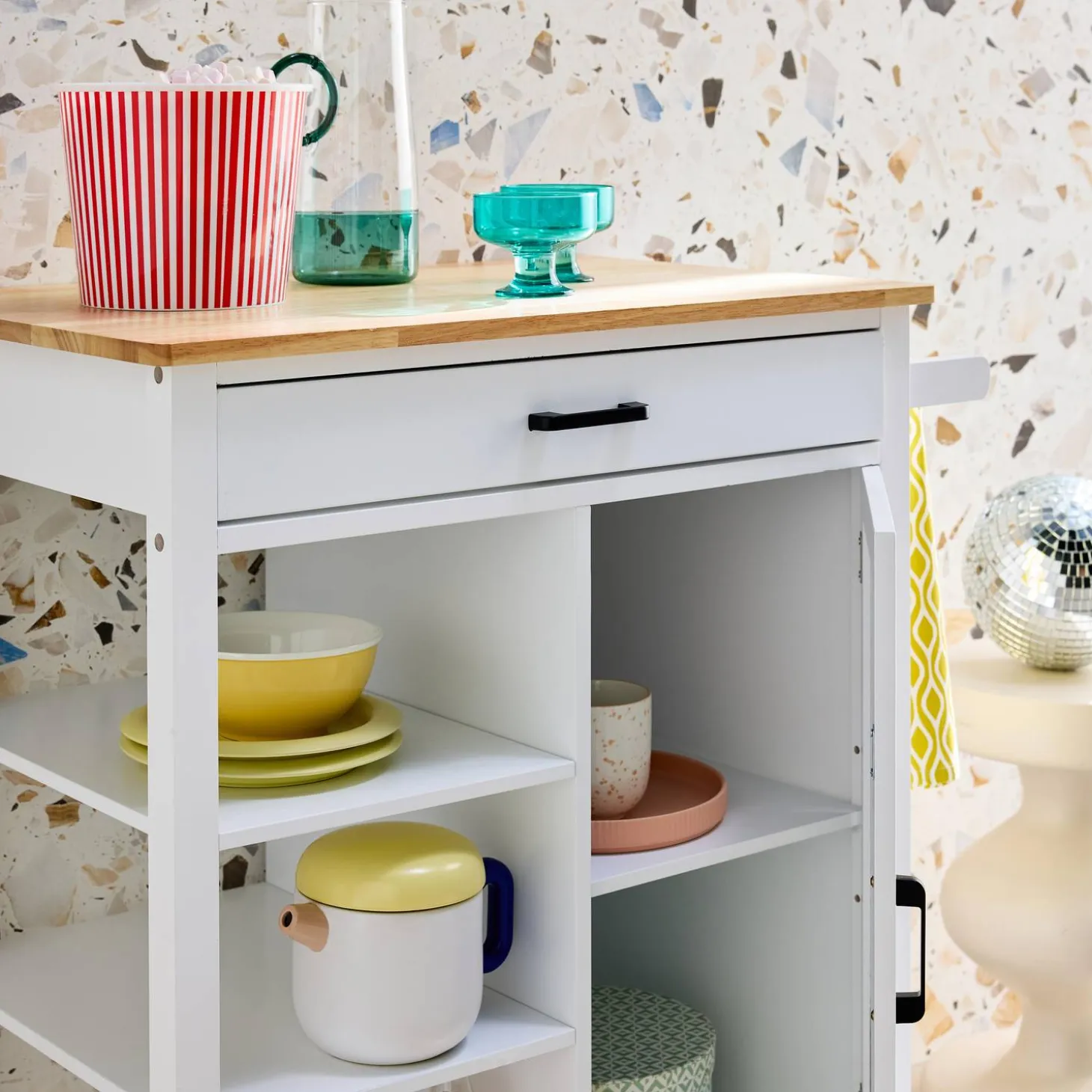 Kitchen serving tray in rubber wood with handle