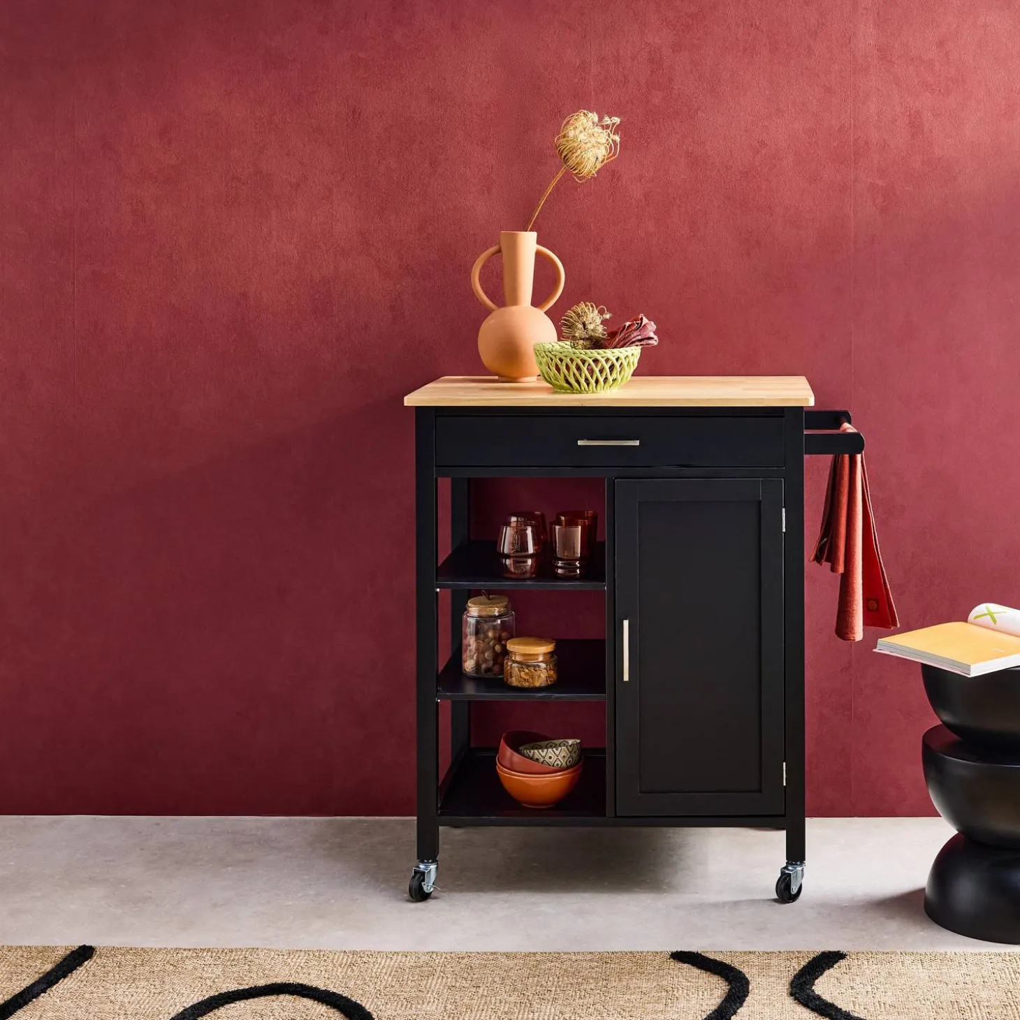 Kitchen serving tray in rubber wood with handle