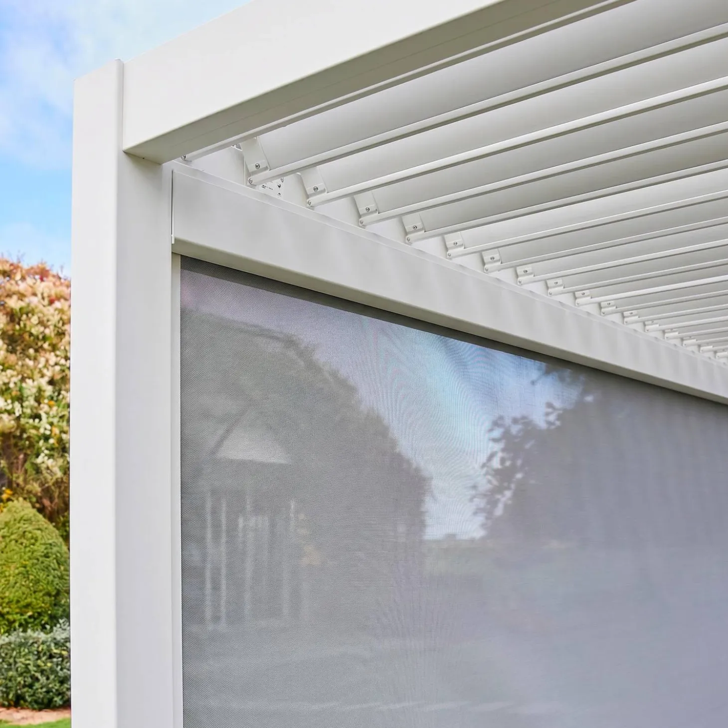Louvered pergola aluminium 4 x 3m and a 4m blind