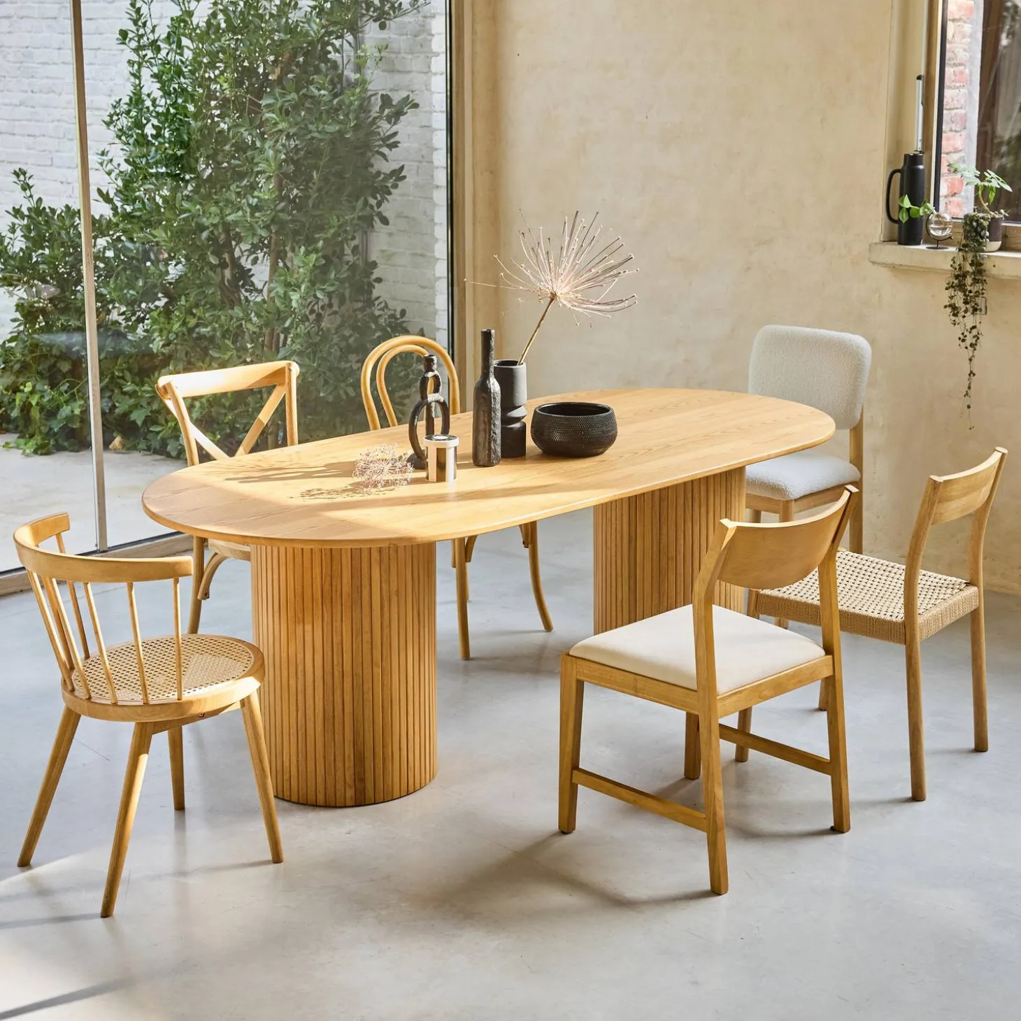 Oval dining table in rubberwood and oak veneer for 8 seats