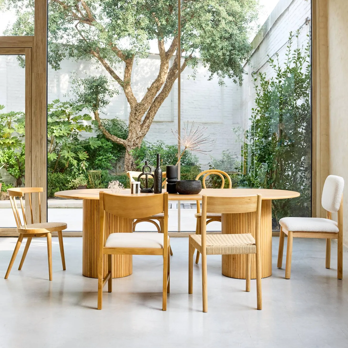 Oval dining table in rubberwood and oak veneer for 8 seats