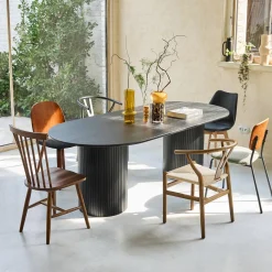 Oval dining table in rubberwood and oak veneer for 8 seats