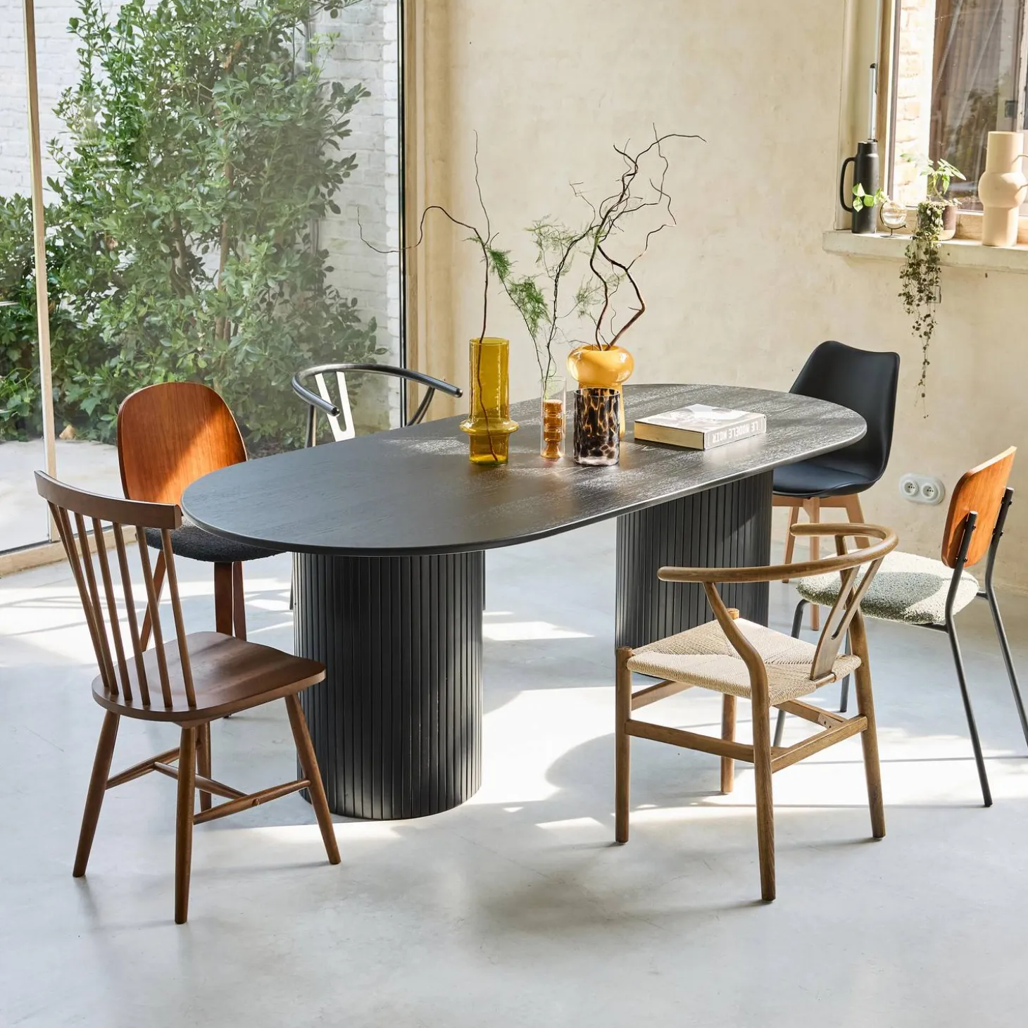 Oval dining table in rubberwood and oak veneer for 8 seats