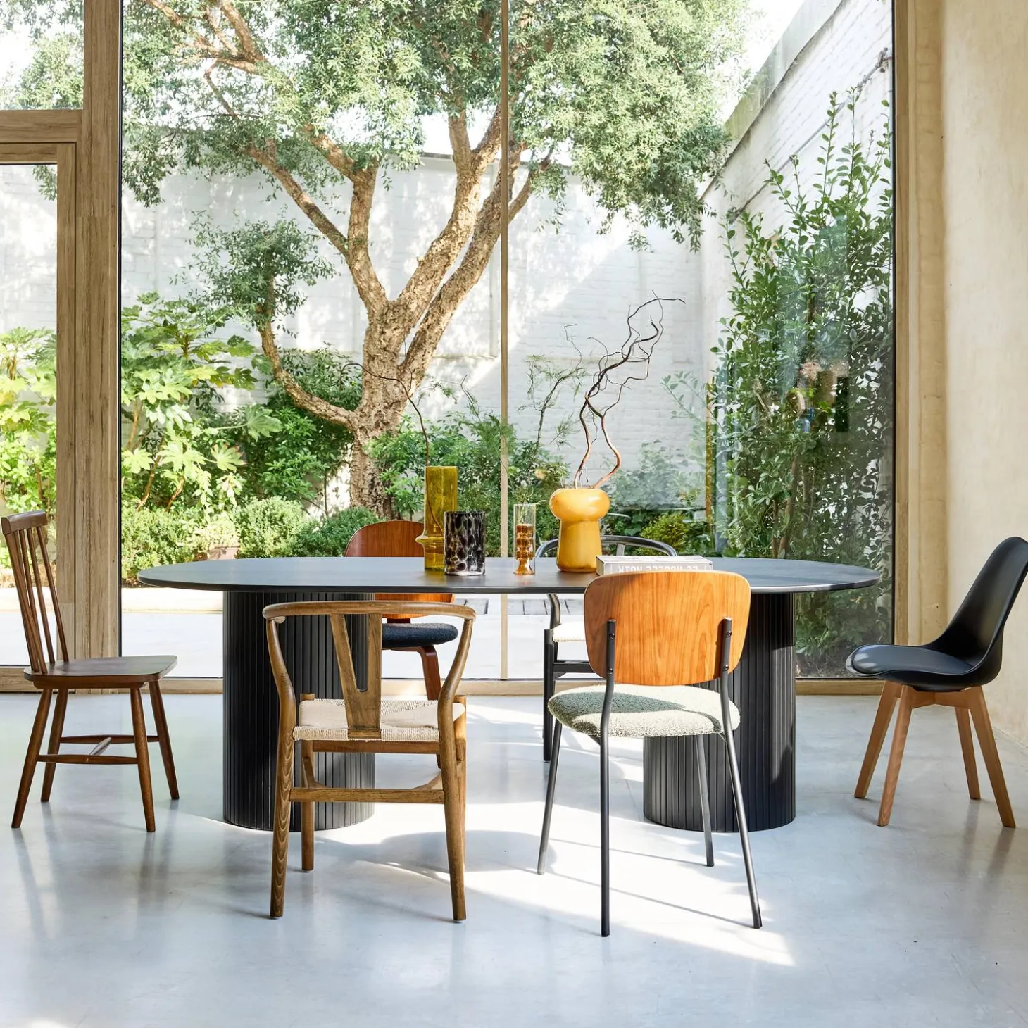 Oval dining table in rubberwood and oak veneer for 8 seats