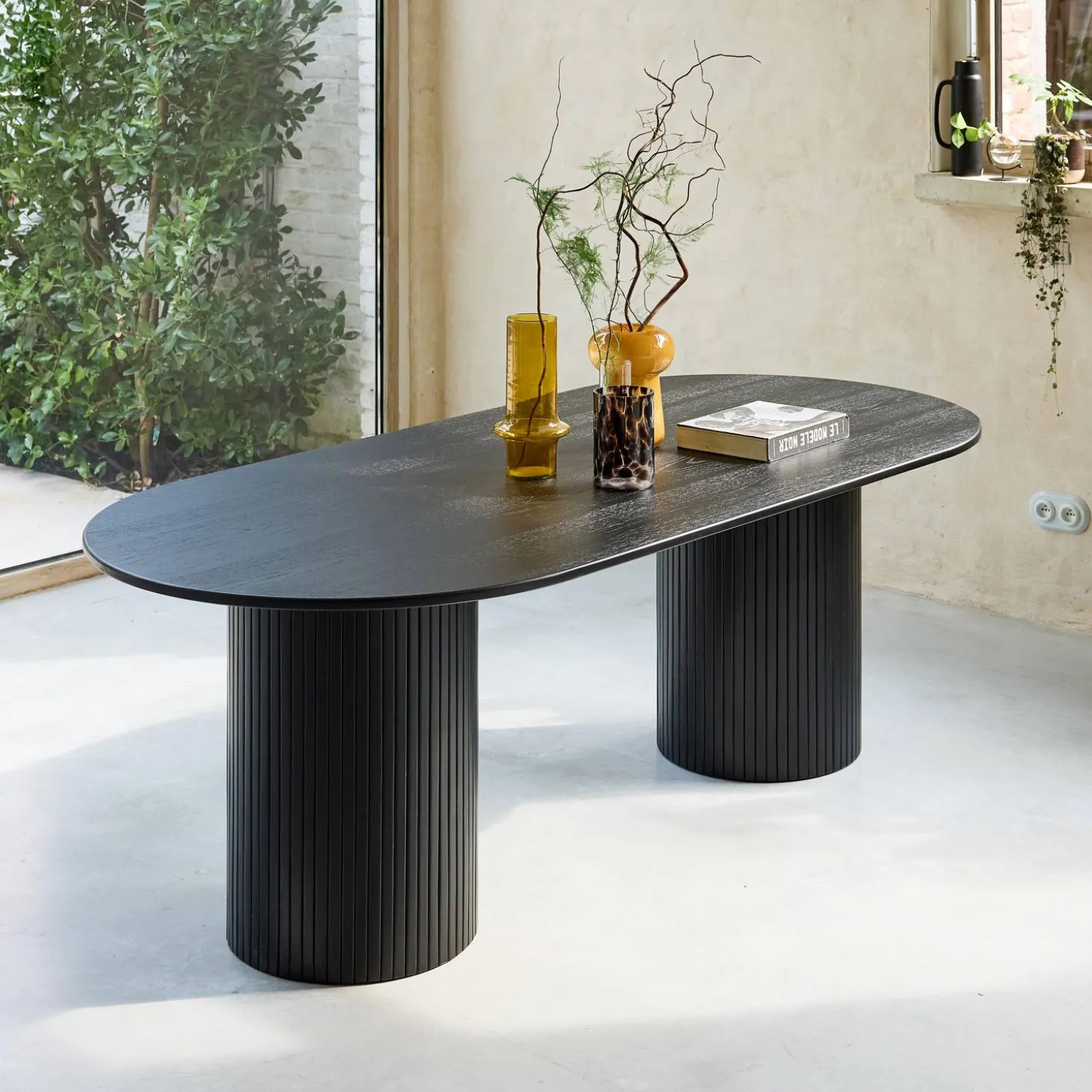 Oval dining table in rubberwood and oak veneer for 8 seats