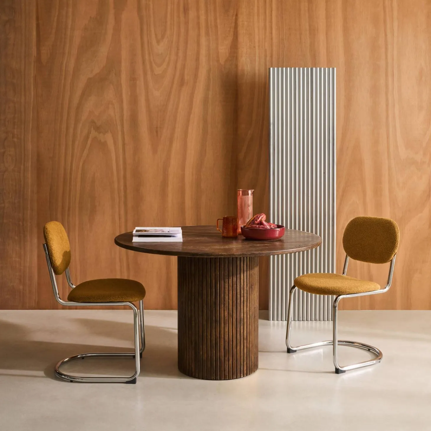 Round rubberwood dining table and oak veneer 4 seats