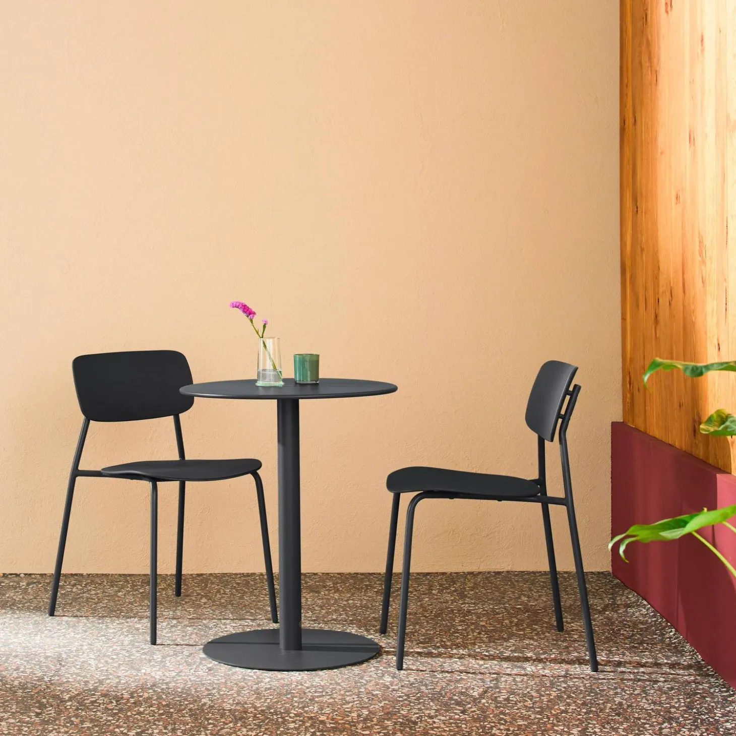 Round steel bistro garden table + 2 chairs