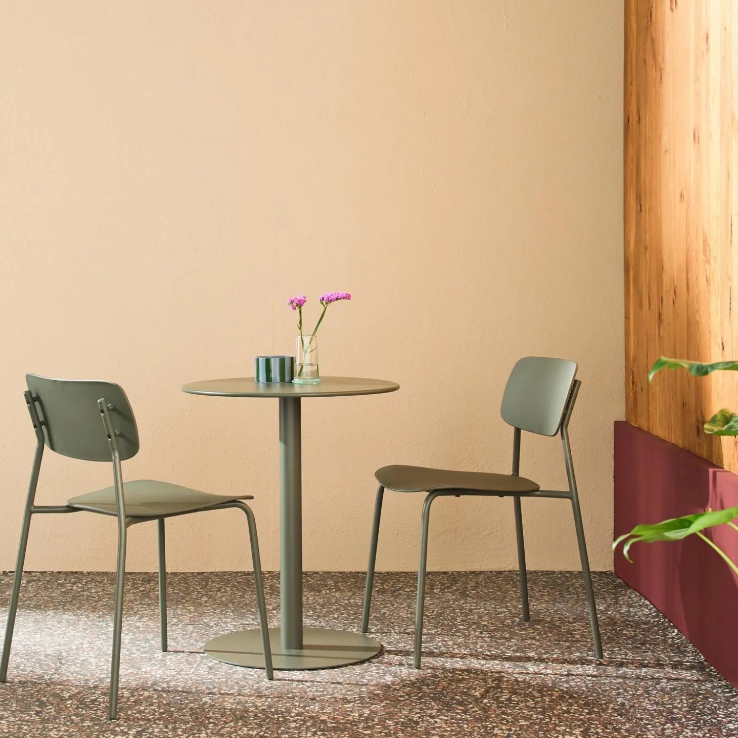 Round steel bistro garden table + 2 chairs