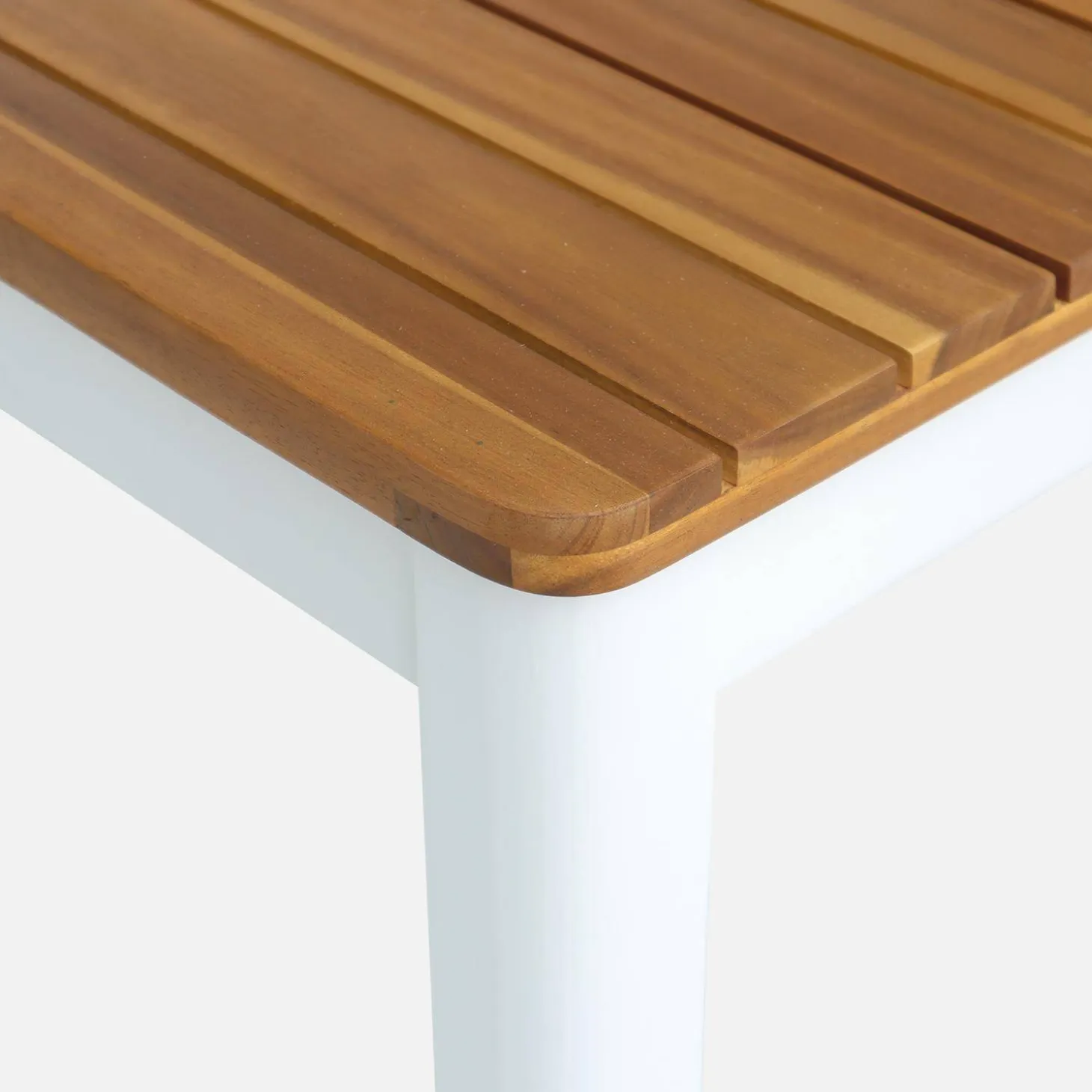 6-seater acacia garden table with rounded corners