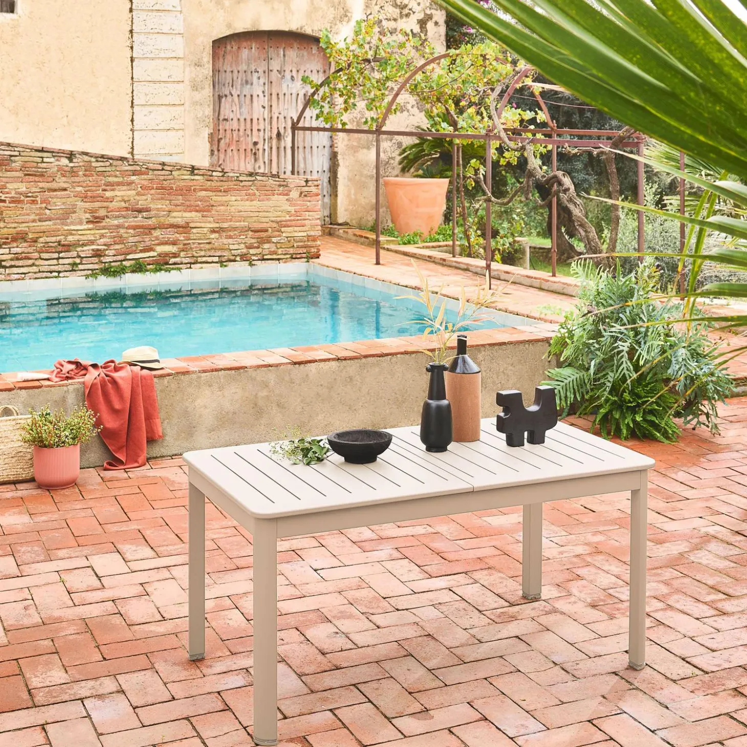 6-seater extendable aluminium garden table