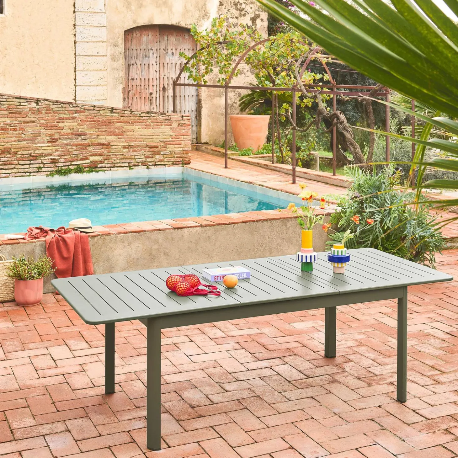 8-seater extendable aluminium garden table