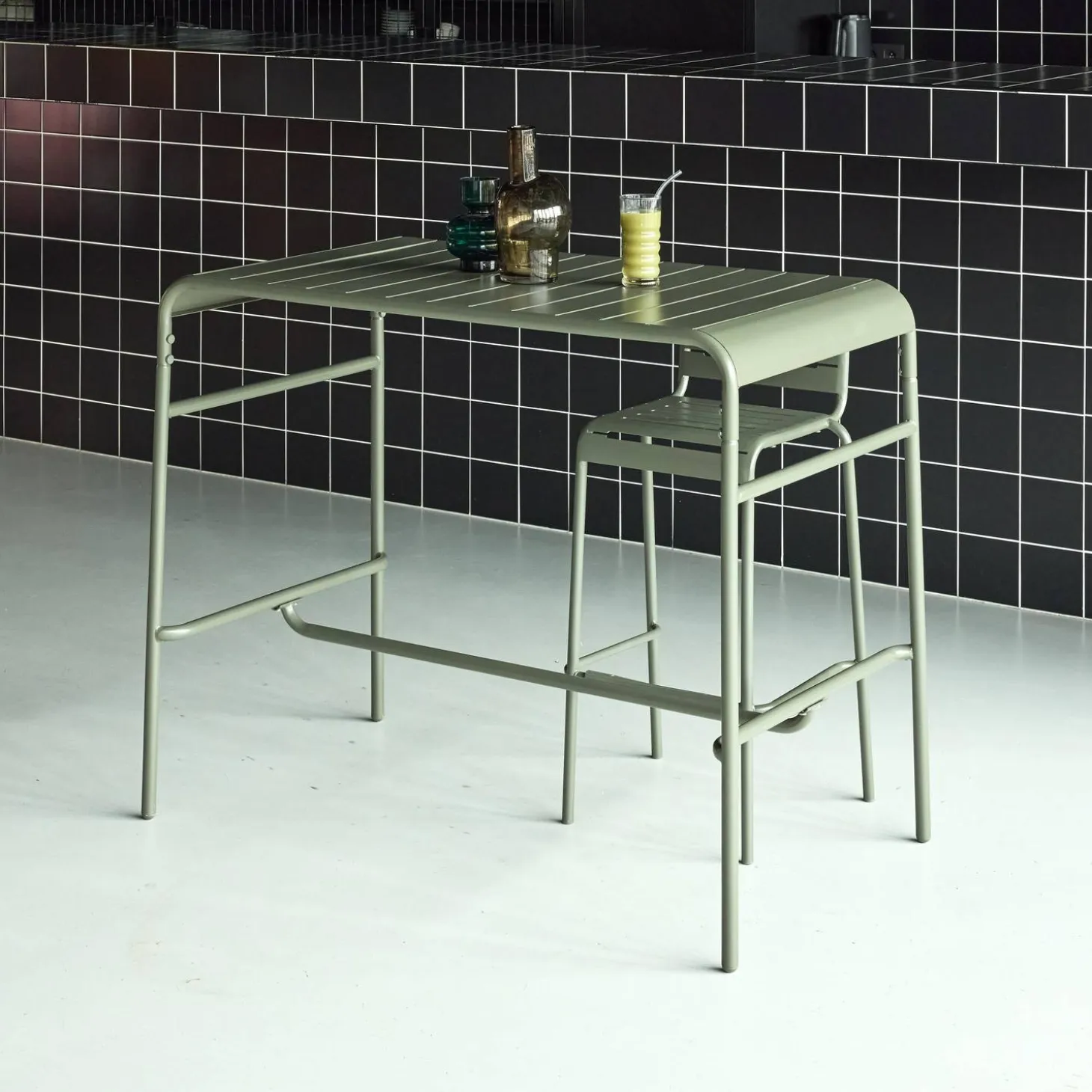 4-seater metal garden bar table