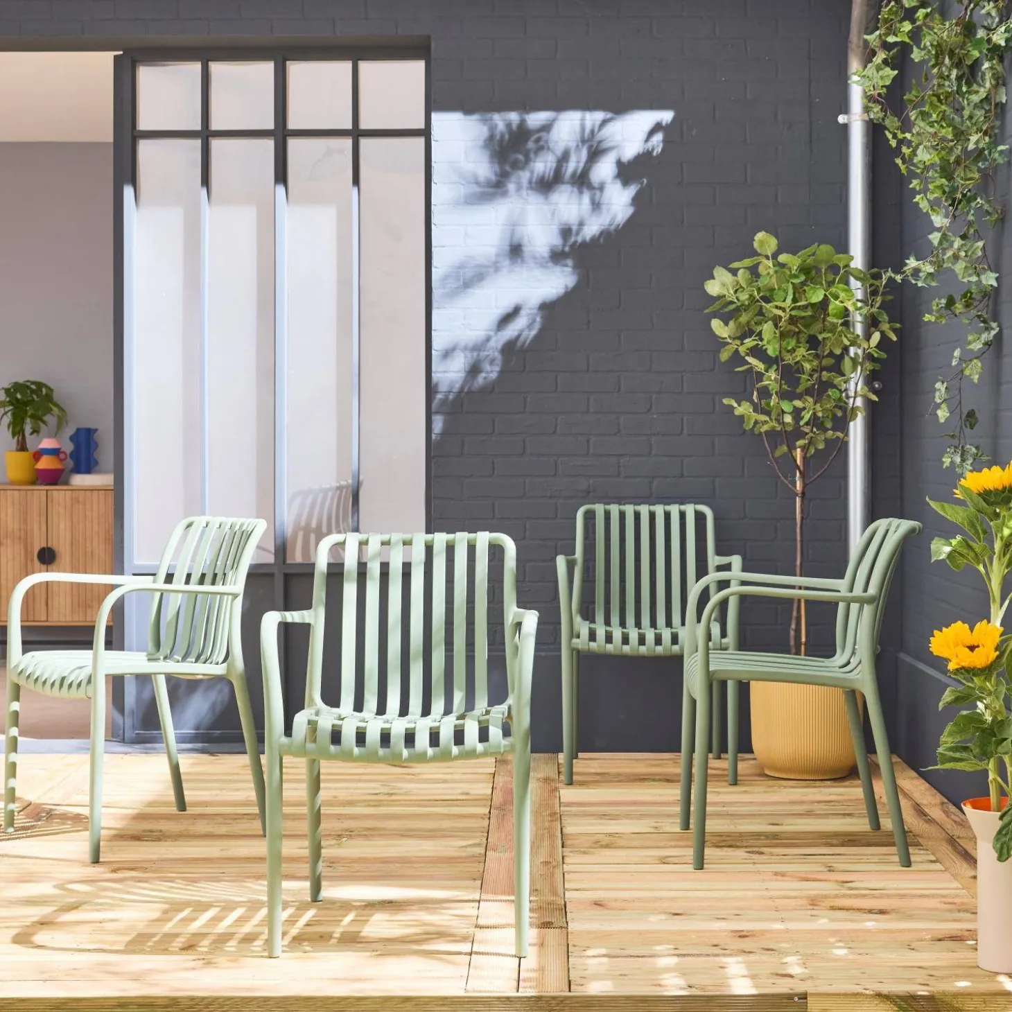 Set of 4 plastic garden armchairs