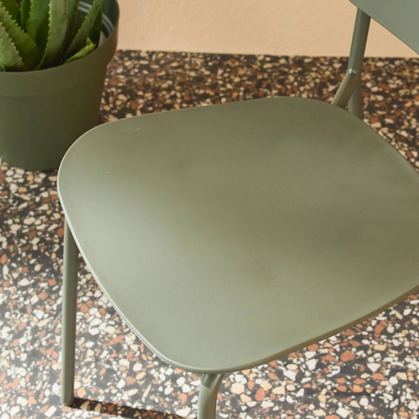 Set of 2 stackable steel and plastic garden chairs