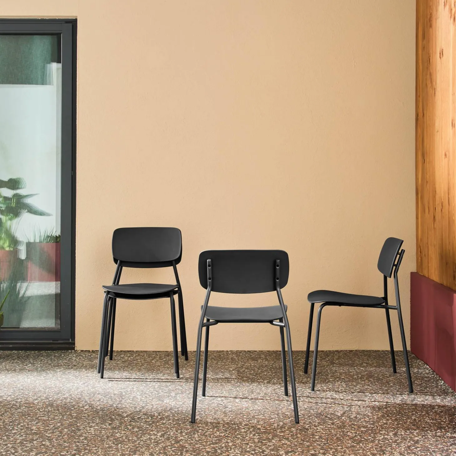 Set of 4 stackable steel and plastic garden chairs