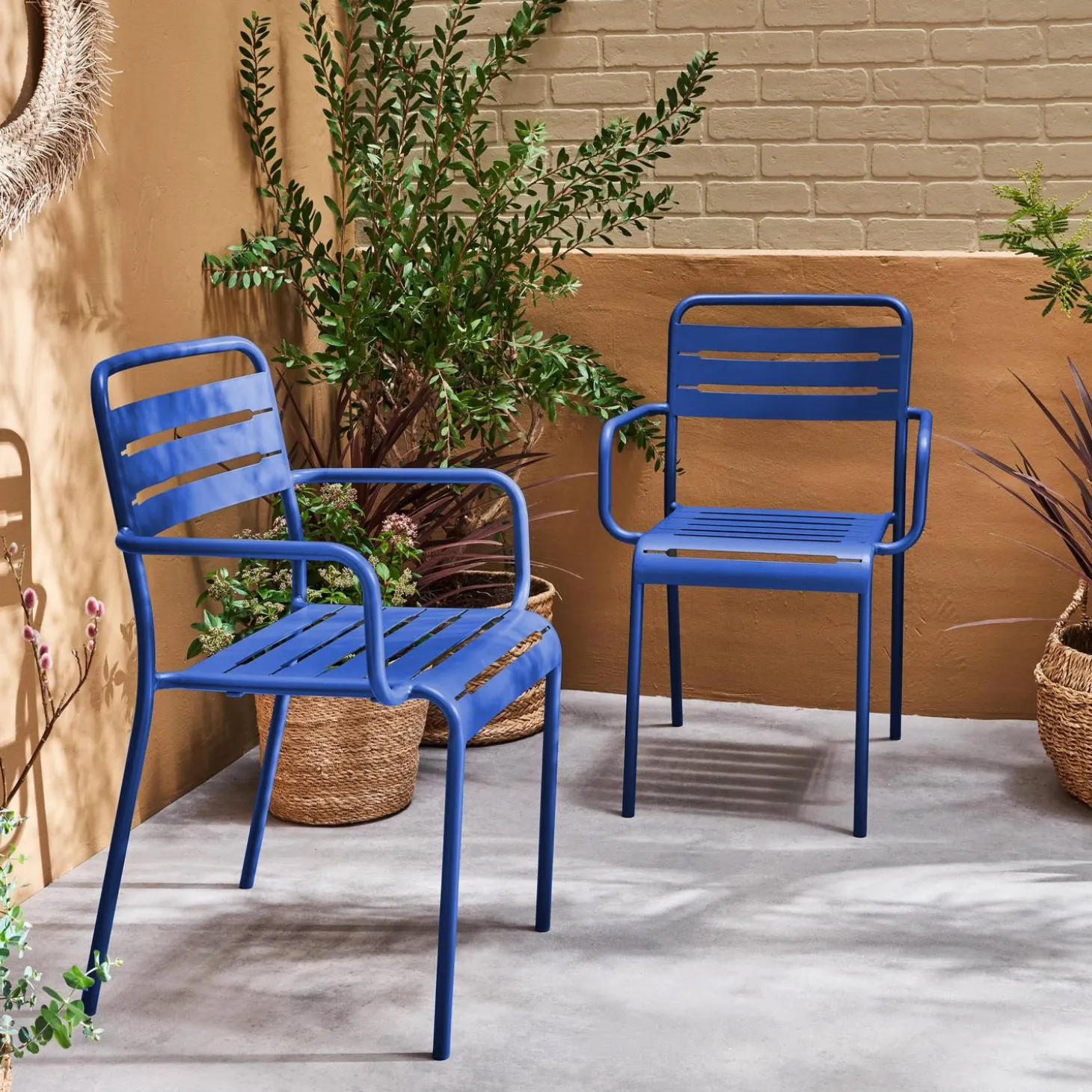 Set of 2 stackable steel garden armchairs