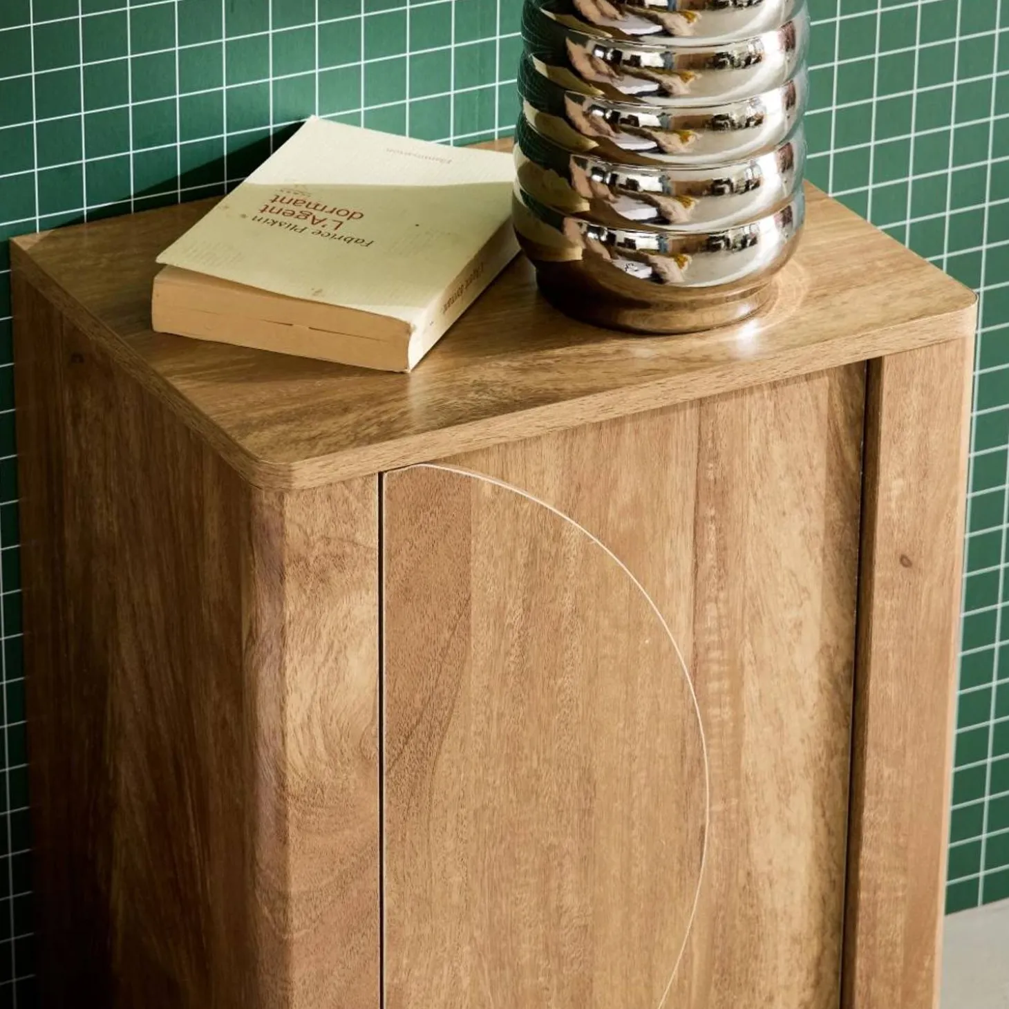 Set of 2 wood effect bedside tables with reversible door
