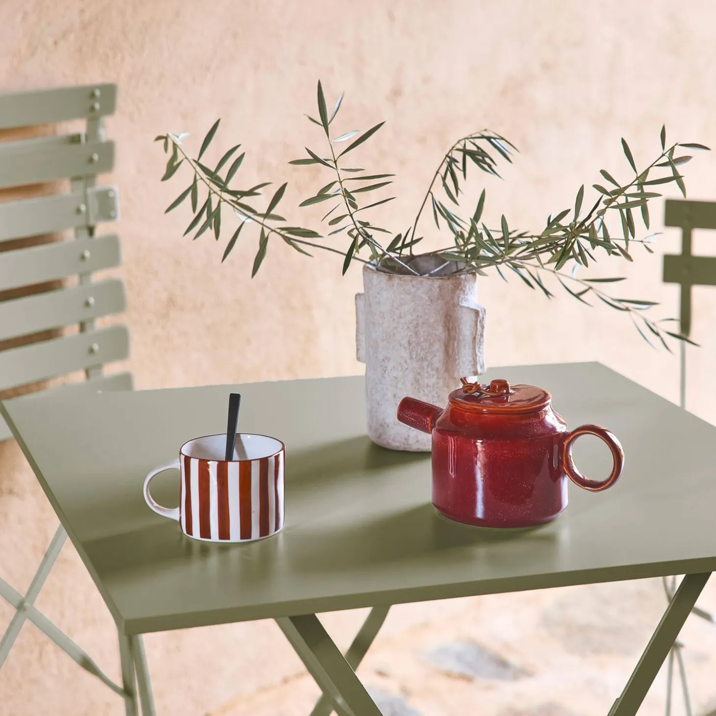 Square 2-seater folding metal bistro garden table with 2 chairs