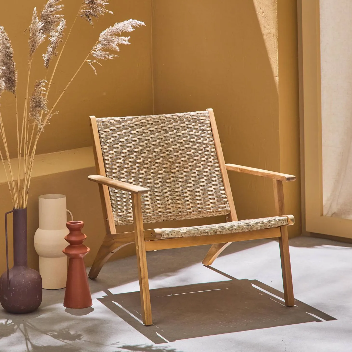 Wooden accent chair in resin