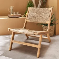 Wooden chair with straw-like resin