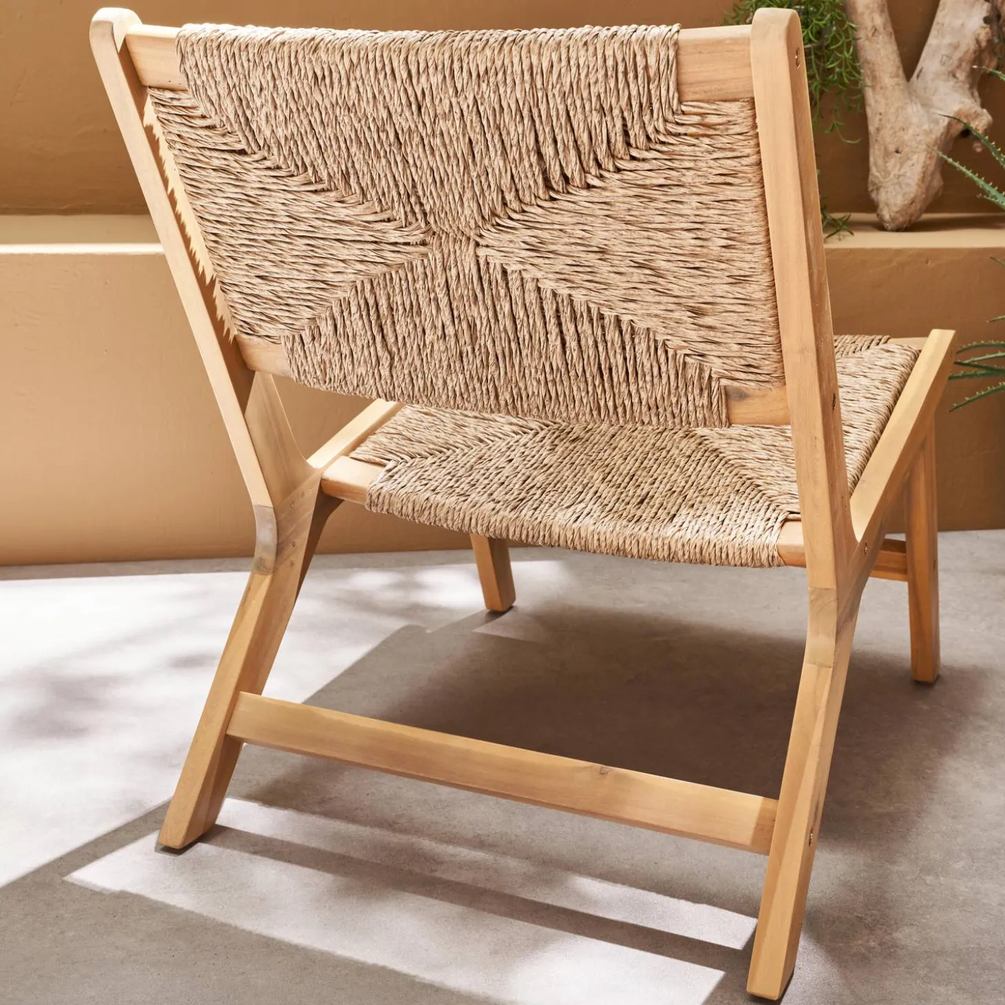 Wooden chair with straw-like resin