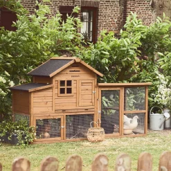 Wooden chicken coop for 4 chickens with nesting box