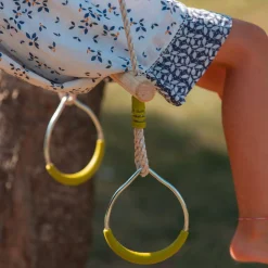 Wooden trapeze with metal rings