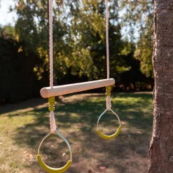 Wooden trapeze with metal rings